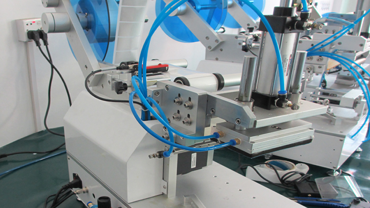 Spout Bags ម៉ាស៊ីនដាក់ស្លាកថង់ផ្លាស្ទិចពាក់កណ្តាលស្វ័យប្រវត្តិសម្រាប់ផ្ទៃរាបស្មើ