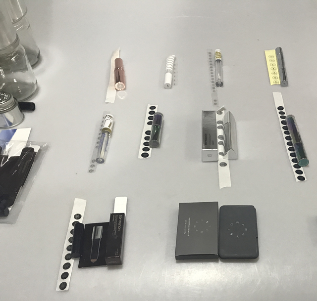 ស្លាកសញ្ញា និងផលិតផលគ្រឿងសំអាងបបូរមាត់.jpg