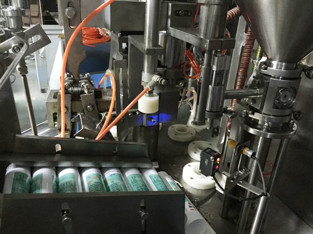 tubes holding feeding system ប្រព័ន្ធចិញ្ចឹមបំពង់ដោយស្វ័យប្រវត្តិសម្រាប់ការបំពេញ sealing.jpg