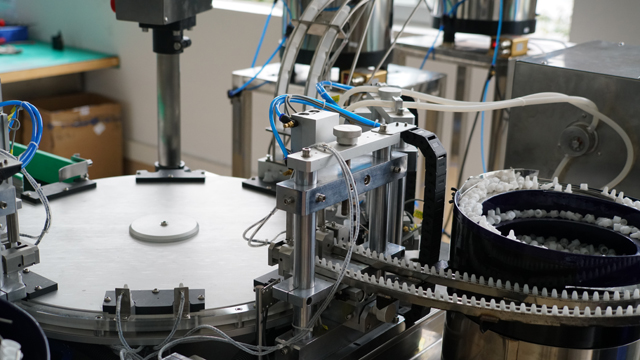 ROTARY បំពេញរាវចូលទៅក្នុងដបប្លាស្ទិក.jpg