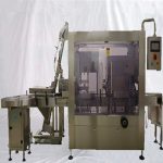 ម៉ាស៊ីនដាក់ដបកែវខាងក្នុងដោយស្វ័យប្រវត្តិជាមួយឧបករណ៍ចាប់ដែក