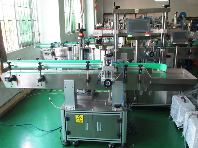 labeling machine with positioning system ដបឧបករណ៍ស្លាកសញ្ញា PLC.jpg
