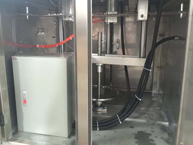 នៅខាងក្នុងកំប៉ុងបិទជិត capping machine.jpg