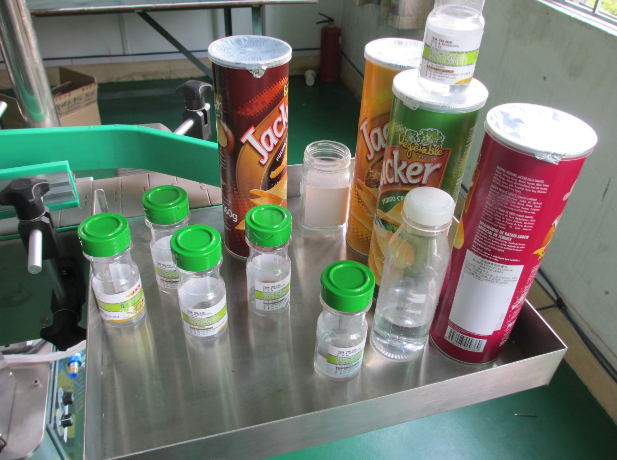 automatic vertical round bottle labeling equipment Round Cans LABELER ETIKETTIERMASCHINE.jpg