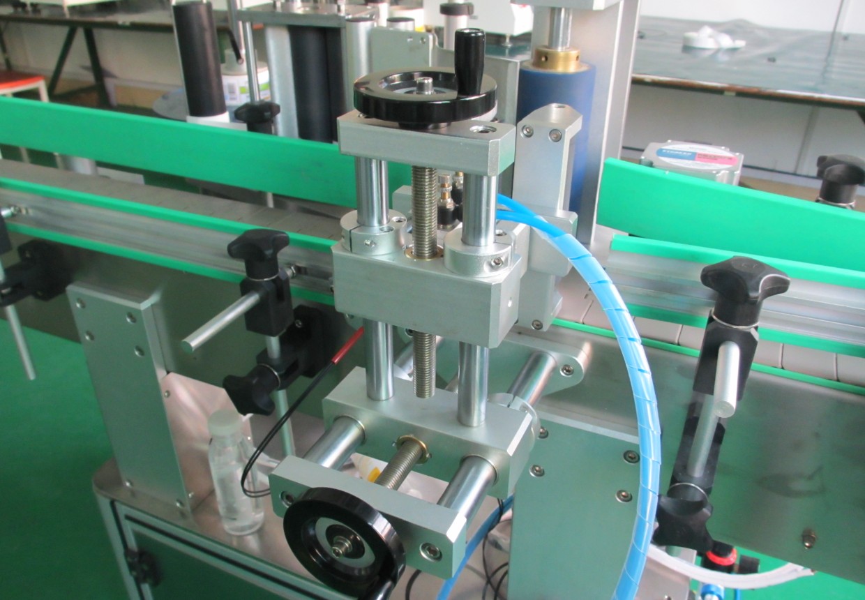 labeling machine with positioning system ដបឧបករណ៍ស្លាកសញ្ញា PLC.jpg