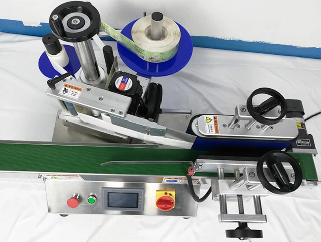 ឧបករណ៍ដាក់ស្លាកនៅលើតុ