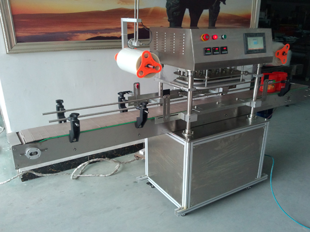 side pictures for automatic jars sealing machine ម៉ាស៊ីនផ្សាភ្ជាប់នៅក្នុង operation.jpg
