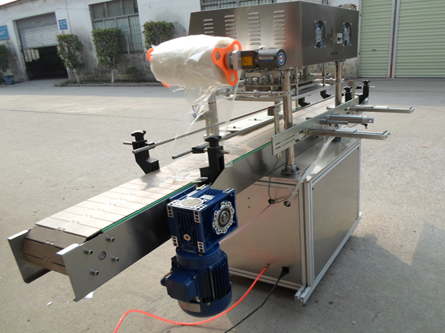 automatic jars sealing equipment in factory ម៉ាស៊ីនផ្សាភ្ជាប់ពាង.jpg