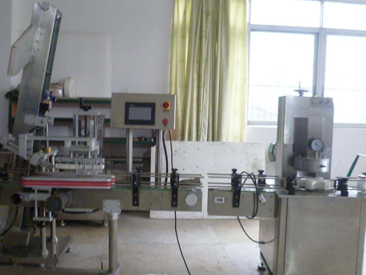 vacuum capping machine with cap placement ម៉ាស៊ីនបូមធូលីសម្រាប់ពាងកែវ.JPG