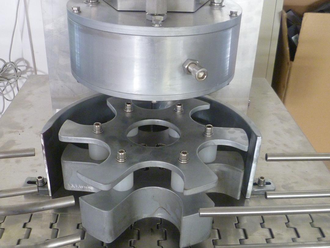 rotary vacuum capper machinery ម៉ាស៊ីនបូមធូលី rotary head.JPG