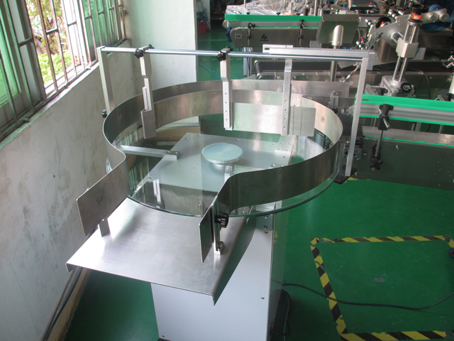 ដបជាមួយនឹងខ្សែក្រវ៉ាត់ conveyor feeding system.jpg