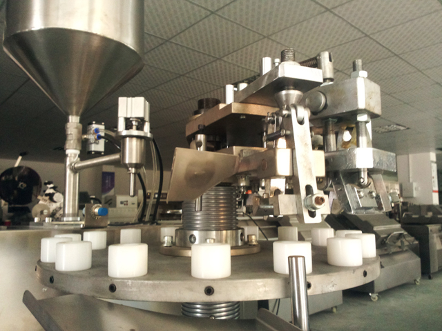 metal tubes filling folding machine បំពង់បំពេញម៉ាស៊ីនផ្សាភ្ជាប់នៅក្នុង stock.jpg