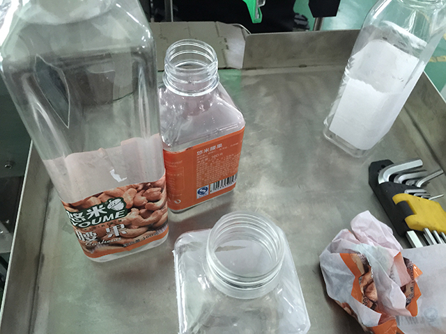 ម៉ាស៊ីនដាក់ស្លាកដប FLAT វិលនៃស្លាក (2.jpg