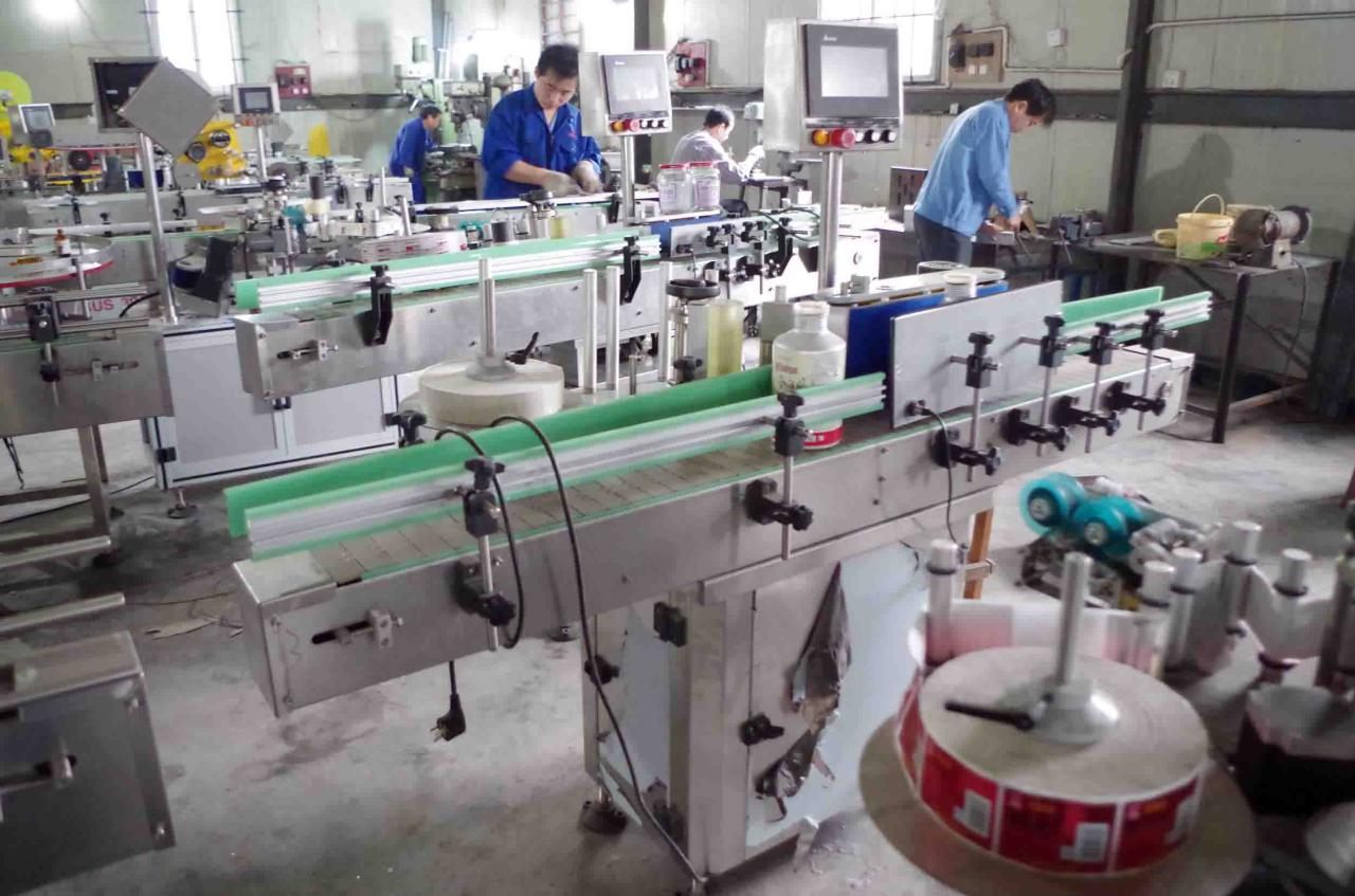 automatic labeling machine for bottles រោងចក្រដាក់ស្លាកដបសម្រាប់ manufacturing.jpg