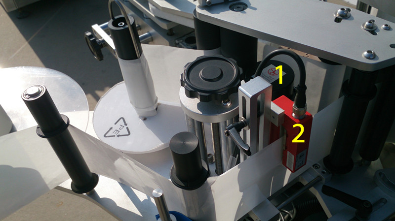 labeling machine for E liquid small bottles ការដាក់ស្លាកសម្រាប់ E liquid close pictures.jpg