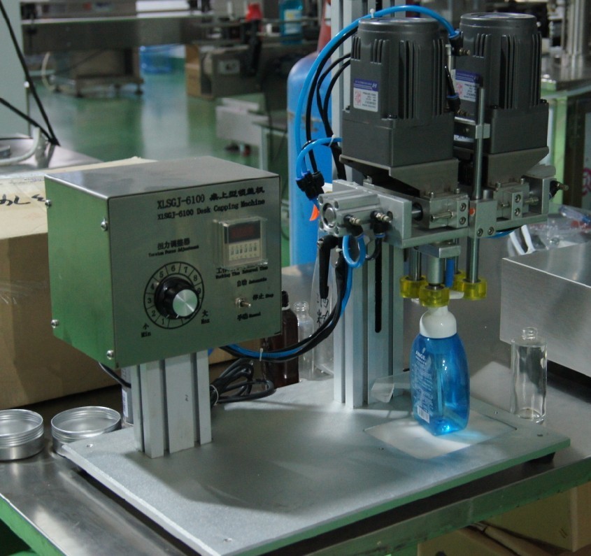 desktop screw capping machine semi automatic ខ្សែសង្វាក់ផលិតកម្មសាប៊ូរាវពាក់កណ្តាលស្វ័យប្រវត្តិ