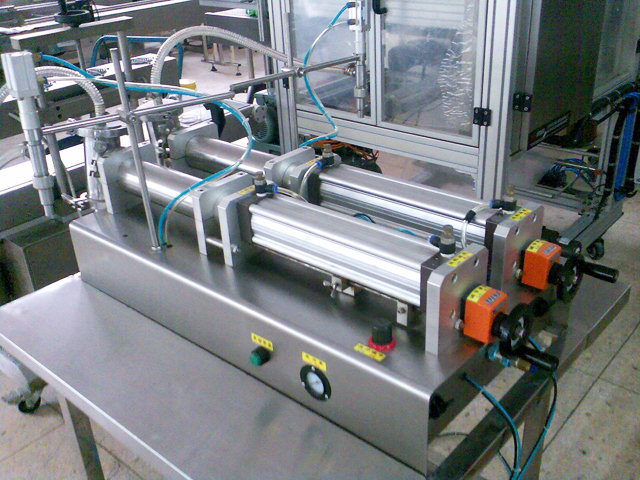 double heads liquid filling machine ម៉ាស៊ីនបំពេញក្បាល 2 សម្រាប់សាប៊ូបោកខោអាវ.jpg