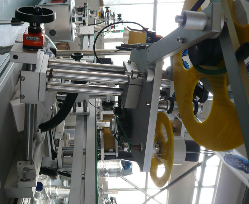 ឡើងលើចុះក្រោមទ្វេរដង ម៉ាស៊ីនបិទស្លាកសញ្ញាស្អិតដោយខ្លួនឯង។