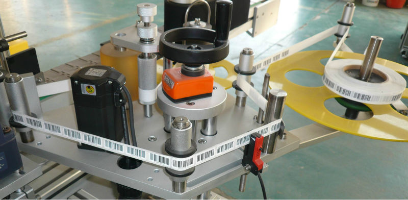 ឡើងលើចុះក្រោមទ្វេរដង ម៉ាស៊ីនបិទស្លាកសញ្ញាស្អិតដោយខ្លួនឯង។