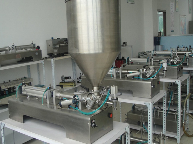 horizontal filling machine for both liquid and paste ម៉ាស៊ីនបំពេញក្រែម&រាវ.jpg