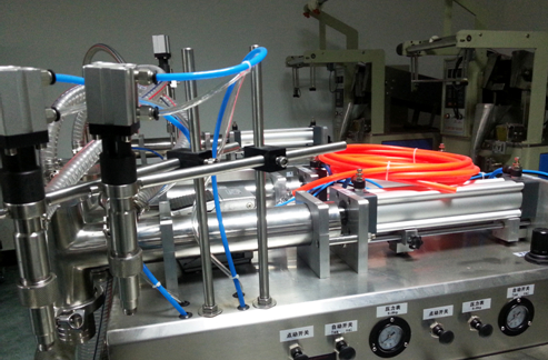 liquid filling machinery semi automatic ឧបករណ៍បំពេញរាវផ្ដេកយ៉ាងពេញលេញ pneumatic.jpg