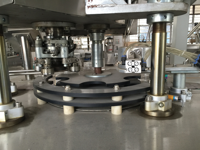 កំប៉ុងបិទជិតដោយស្វ័យប្រវត្តិ part.jpg