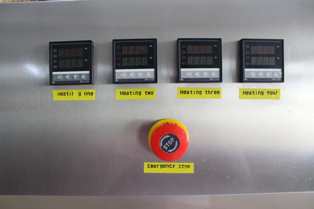 high speed automatic bottles screw capping machine tornillo de botella de nivelación de la máquina រូបភាពបិទនៃម៉ាស៊ីនកិនវីស.jpg