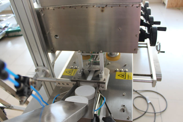 ម៉ាស៊ីនបិទភ្ជាប់ជាមួយនឹងការលើក (1).JPG