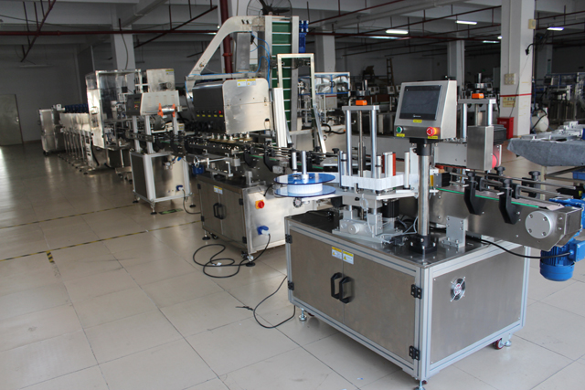 automatic bottle screw capping machine ម៉ាស៊ីនដាក់វីសល្បឿនខ្ពស់.jpg