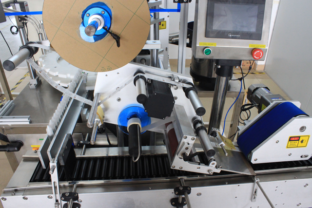 rolling bars from horizontal labeling machine ខ្សែក្រវ៉ាត់ synchronous សម្រាប់រមៀល bottles.jpg