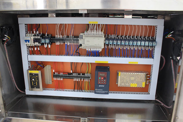 horizontal small bottles labeling machine picture ម៉ាស៊ីនផ្លាកផ្តេក រូបភាព.jpg