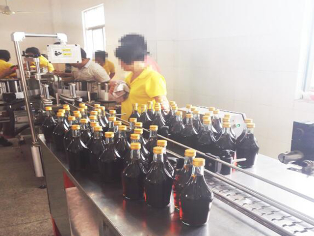 គ្រឿងម៉ាស៊ីនដែលកំពុងដំណើរការនៅក្នុង factory.jpg