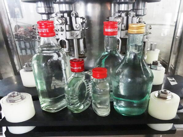 នៅខាងក្នុង ropp capping machinery.jpg