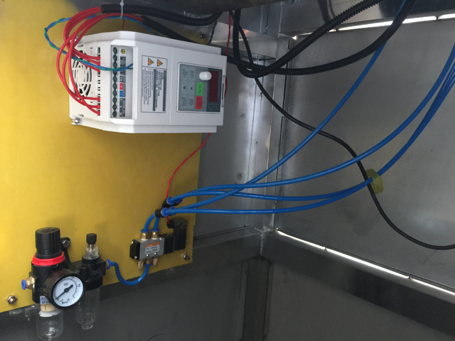 នៅខាងក្នុង ropp capping machinery.jpg