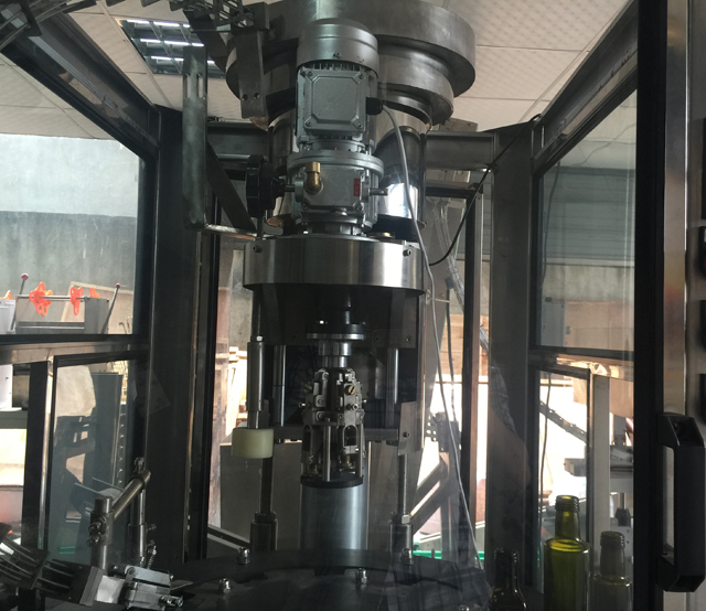 នៅខាងក្នុង ropp capping machinery.jpg