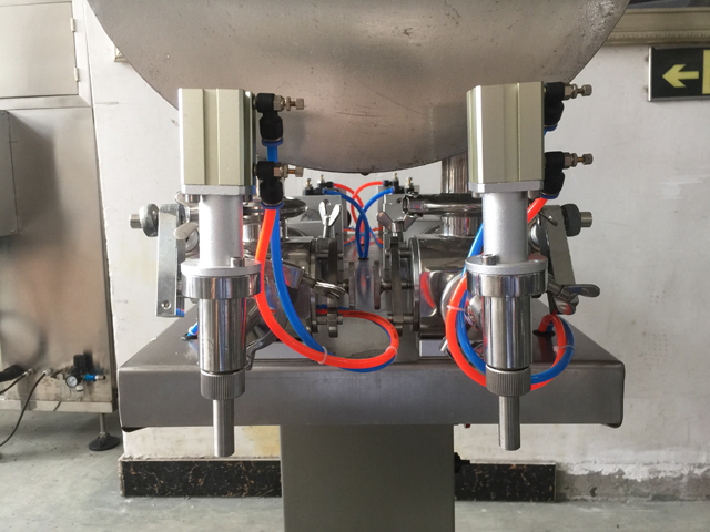 two filling nozzles pneumatic filler equipment ក្បាលបូមពីរ.jpg