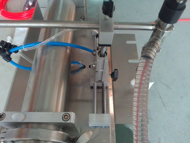 connection hose for feeding materials SPOUT BAG filler ដោយគ្មាន HOPPER.jpg