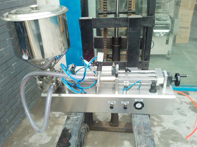 portable filling machine with handheld filling head ការបំពេញគ្រឿងម៉ាស៊ីន semi automatic.jpg