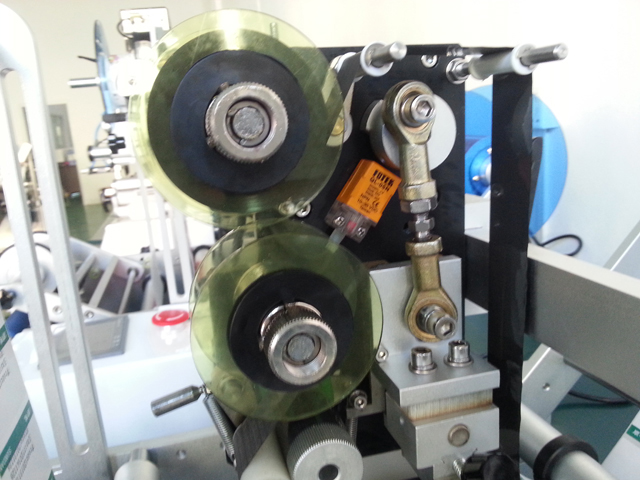 សម្រាប់ eran semi automatic tubes labeling machine syringe wit