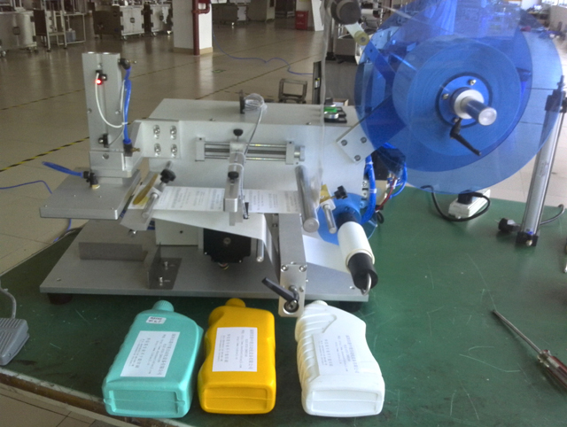 bottles labeling machine semi automatic ឧបករណ៍ដាក់ស្លាកដបរាបស្មើ ឧបករណ៍.jpg