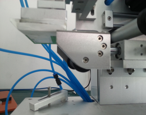 semi automatic flat bottles labeling equipment ម៉ាស៊ីនផ្លាកលេខសំប៉ែតជាមួយ PLC កម្រិតខ្ពស់ (2.jpg