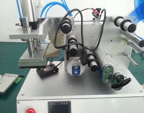 flat surface labeling equipment semi automatic បំពាក់ស្លាកសញ្ញាផ្ទៃរាបស្មើ (3).jpg