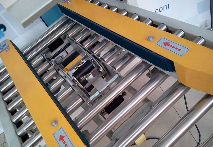 carton sealing stainless steel roll រូបថតបិទសម្រាប់ម៉ាស៊ីនផ្សាភ្ជាប់ក្រដាសកាតុងធ្វើកេស semi auto.jpg