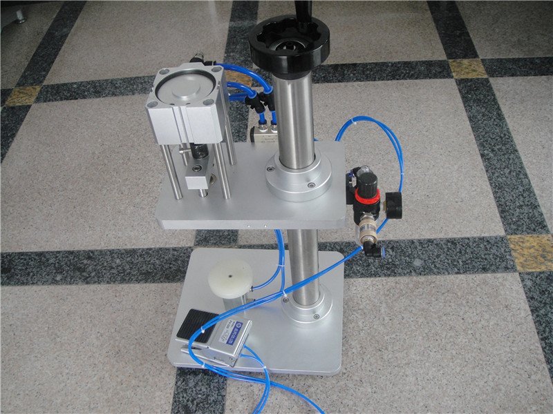ម៉ាស៊ីនបិទដបទឹកអប់ crimping machine.jpg
