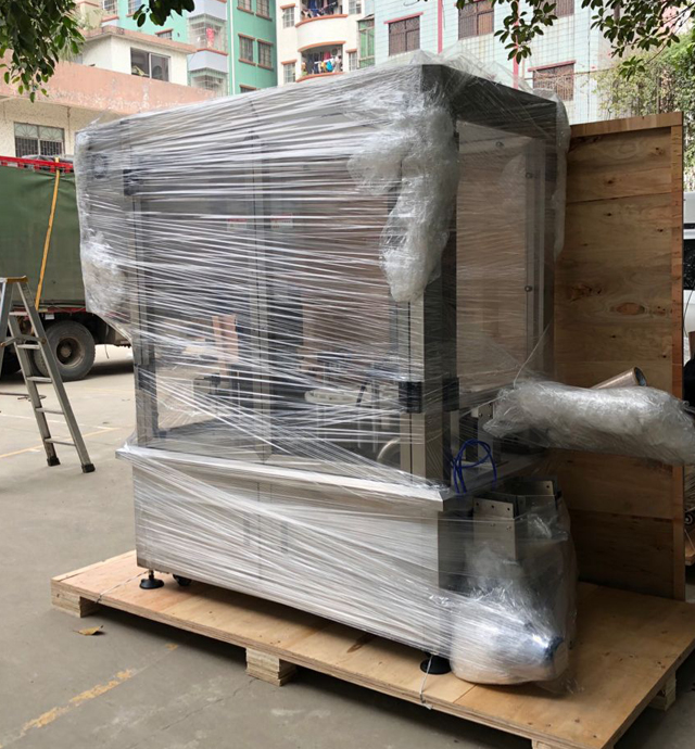 ម៉ាស៊ីនក្រឡុកក្រែមក្នុងប្រអប់ឈើ